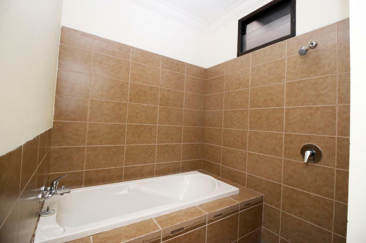 Safina Inn Syariah Sekupang Batam Ngoại thất bức ảnh